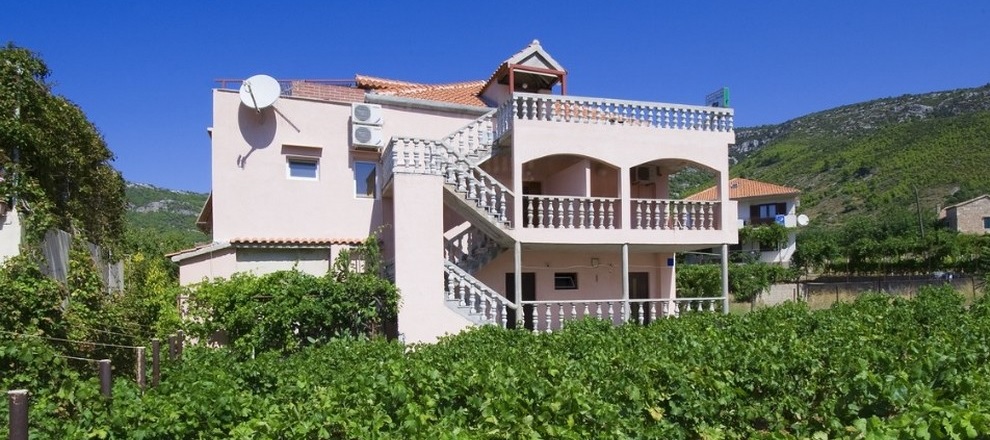 kuca izvana, apartmani mariani komiža